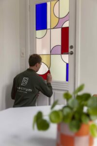 Contacteer wouter die aan een deur werkt